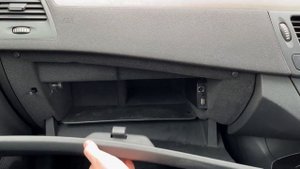 Find the AUX, USB and Mini-DIN in a Renault Laguna 3 2007 - 2015