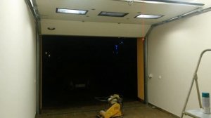 Открытие и закрытие секционно-подъёмных ворот.