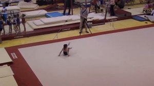 Маленькая гимнастка вольные упражнения