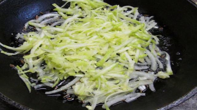 Яичница болтунья с луком и кабачком на лепешке