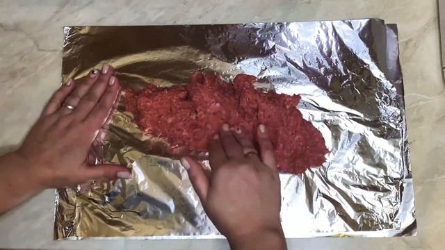 Мясной рулет с варёными яйцами. Очень вкусное и красивое блюдо! Сохраните рецепт. смотреть онлайн