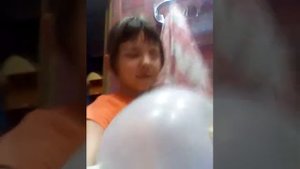 Что будет с резиновой перчаткой,если надуть её?