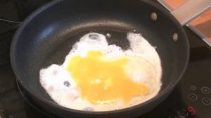 Как пожарить яичницу. Жареные яйца. Дети готовят еду сами.