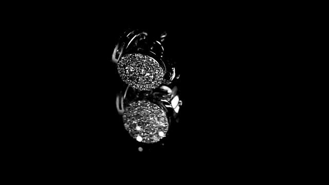 Серьги-пусеты из белого золота с бриллиантами 0,66 карат (сертификат МГЦ) смотреть онлайн