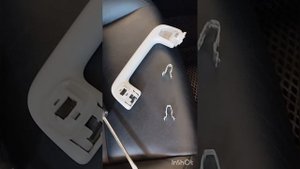 Снять и закрепить ...РУЧКУ салона . Болтается и постукивает на кочках..