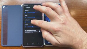 Samsung Galaxy S20 FE vs Galaxy S21 FE Incoming + Outgoing Calls in S-View Covers (Android 11 vs 12