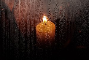 Свет маленькой свечи.