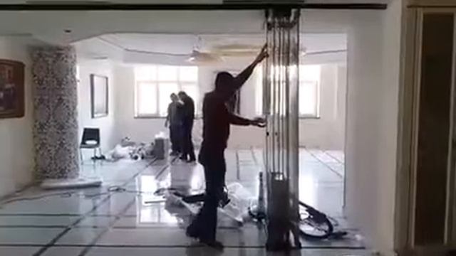Раздвижная межкомнатная перегородка из закаленного стекла, складывается гармошкой. Киев.
