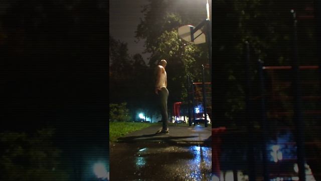Спонтанная тренировка под летним дождём. Наслаждение каждым движением. Свобода и гармония.