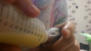 КОРМЛЕНИЕ НОВОРОЖДЕННОГО КОТЕНКА.ТЁПЛОЙ СМЕСЬЮ:Яйцо с молоком,ветеринар так сказал.