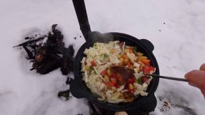 Овощное рагу с говядиной в казане.