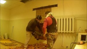 Прорубаем проем в кирпичной стене.