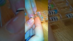 Как приклеить накладные ногти .