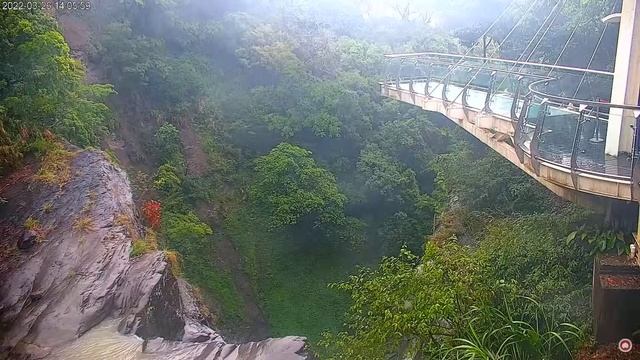 на стеклянном мосту водопада Сяовулай, Тайвань, Китай 26 марта 2022г.mp4