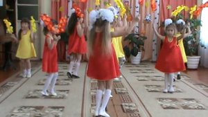 Танец с осенними цветами.