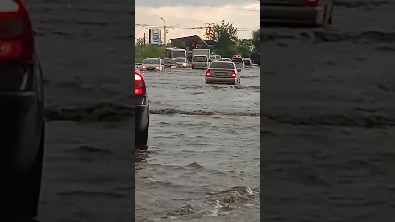 последствия ливня в омске. машины тонут но едут. смотреть онлайн