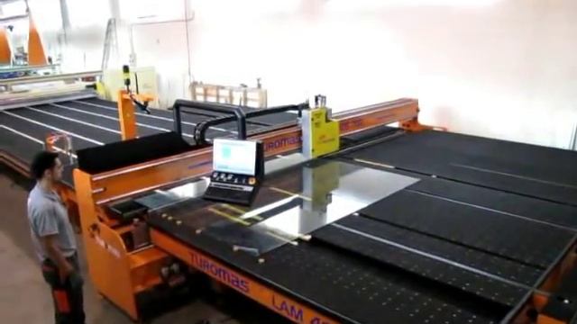 TUROMAS - Линия резки ламинированного стекла LAM 405 смотреть онлайн