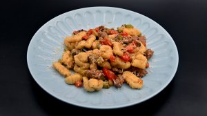 Картофельные ньокки с колбасой и овощами