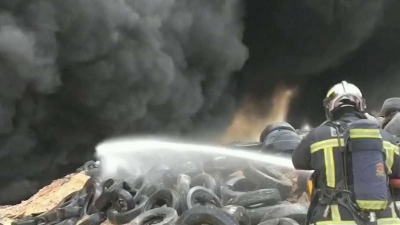 В Испании полыхает крупнейшая в Европе свалка шин