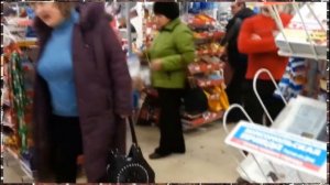 Сумашедшая бабка угарает в магазине . Почему такие дорогие однушки ?!