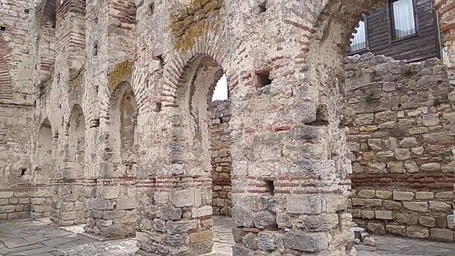 Руины старого храма г. Несебр Болгария. смотреть онлайн