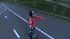 как развлечь детей на электроскейте и электросамокате