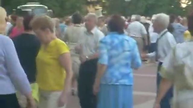 бабульки с дедульками отплясывают смотреть онлайн