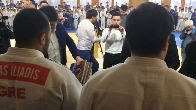 ОЛИМПИЙСКИЕ ЧЕМПИОНЫ ПО ДЗЮДО ПРИЕХАЛИ В РЕСПУБЛИКУ ДАГЕСТАН , ГДЕ ПОКАЗАЛИ МАСТЕР КЛАСС ДЕТИШКАМ.. смотреть онлайн