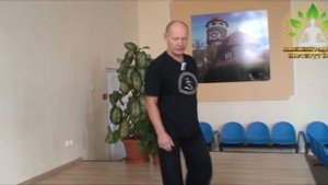 Поза ворона в версиях для женщин и мужчин