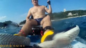 На сап борде с мотором по морю.