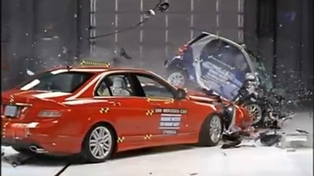 Mercedes C vs smart fortwo Crash test compatibilità IIHS, Sicurauto.it смотреть онлайн