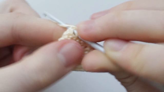 Вяжем кукол крючком | Каркасные куклы | Ореховый Мишка | Новогодняя Девочка. Часть 3 - Ножки смотреть онлайн