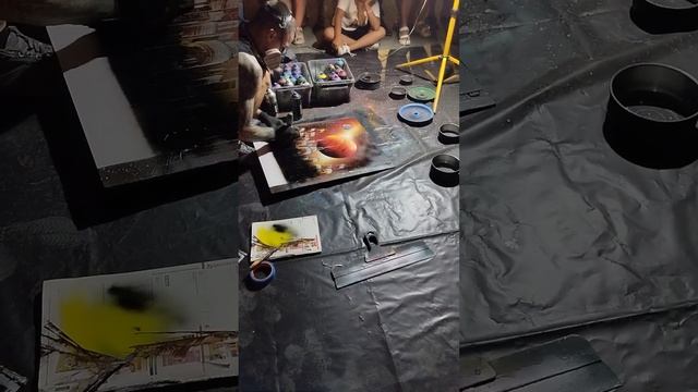 Уличный художник в Анапе рисует красками из баллончика. смотреть онлайн