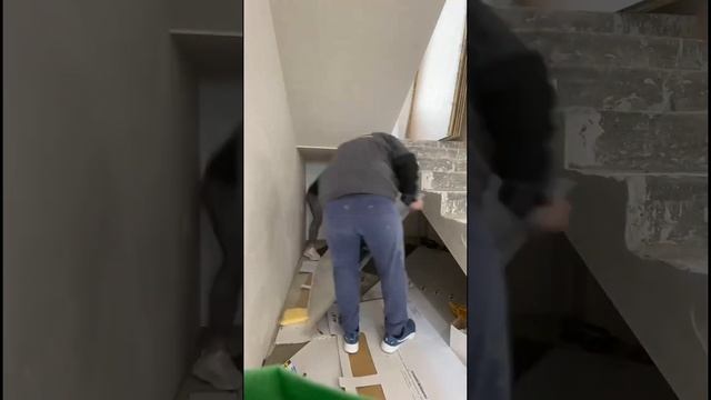 Laying tiles diagonally under the stairs. Укладка плитки по диагонали под лестницей.