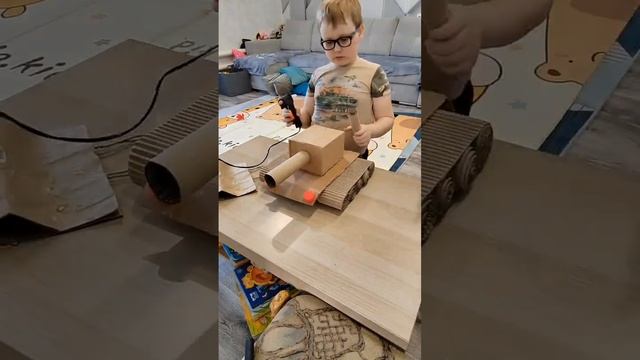 ТАНК ИЗ БРОСОВОГО МАТЕРИАЛА( поделка в школу). смотреть онлайн