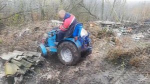 Самодельный минитрактор в грязи по бездорожью