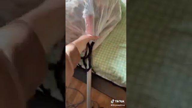 Упаковка вещей при помощи пакета и пылесоса смотреть онлайн