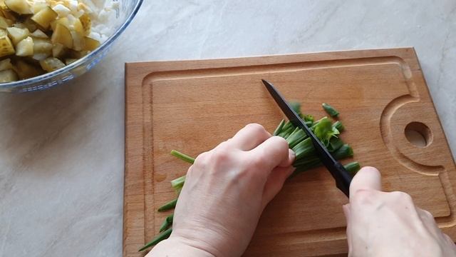 Сытный салат из печени трески! Какой же вкусный этот салат, а готовится быстро и просто!