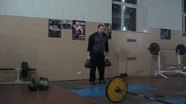 Парное выбрасывание напопа и жим гирь 36,4 кг + 32,4 кг вверх дном. смотреть онлайн