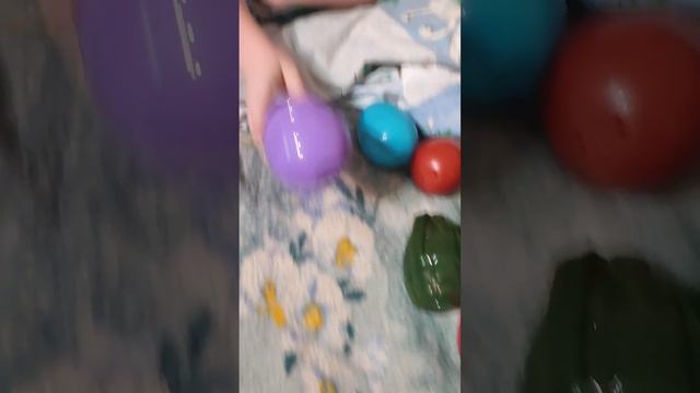 Сюрпризы из разноцветных пластиковых яиц, играет ребенок, называет цвета! Surprises from multi-colo смотреть онлайн