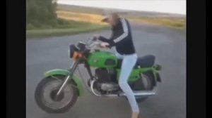 Парень учит девушку ездить на мотоцикле