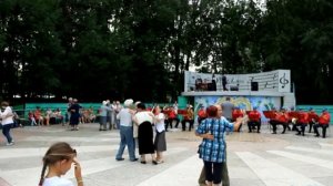 В городском саду играет духовой оркестр