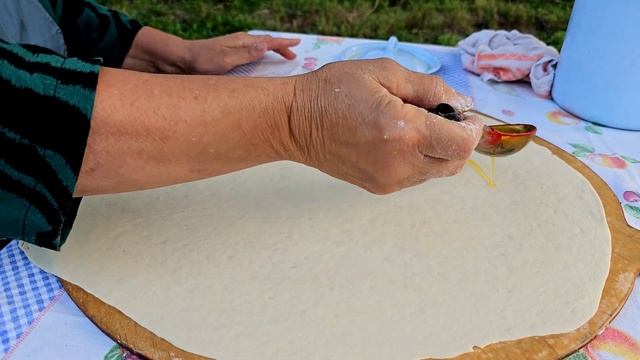 Бабушка испекла Самсу из слоёного теста и творожное печенье. ( Сбор урожая) Tasty breakfast смотреть онлайн