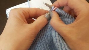Провязывают горловину и плечевой скос спицами