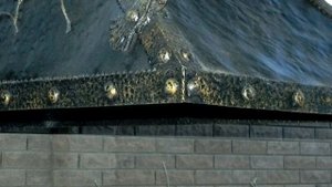 Из металла красивая кованая вытяжка для мангала в беседке для барбекю