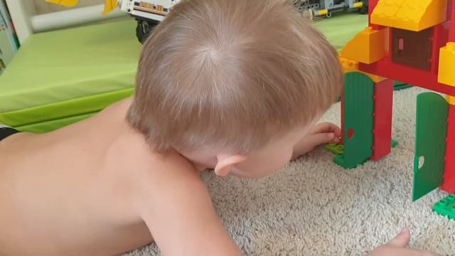 Лешка играет конструктором Lego Duplo Ферма смотреть онлайн