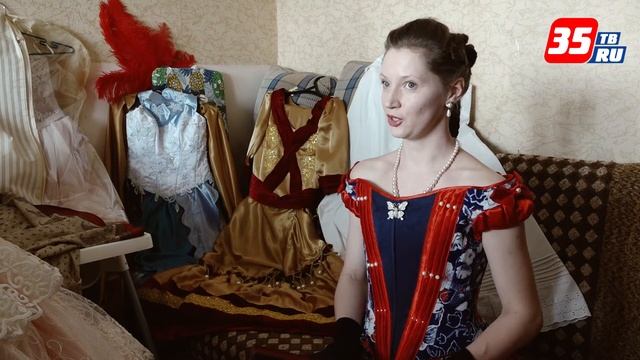 В коллекции вологжанки десятки исторических бальных платьев, которые она сшила сама