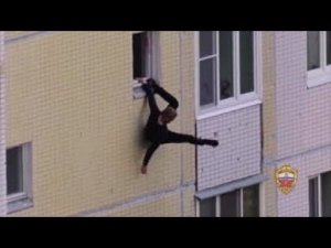 Полицейские ЗелАО спасли мужчину, пытавшегося выпрыгнуть из окна
