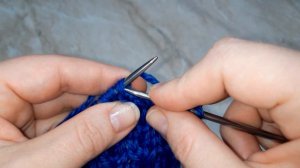 Простой узор спицами три петли из трех петель.