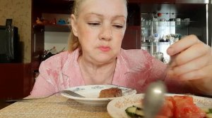 #Mukbang Tatyana eats #еданакамеру #пицца #котлетыкуриные #pizza #мукбанг